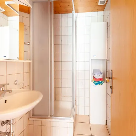 דירה In Near Lift, Cleaning Included